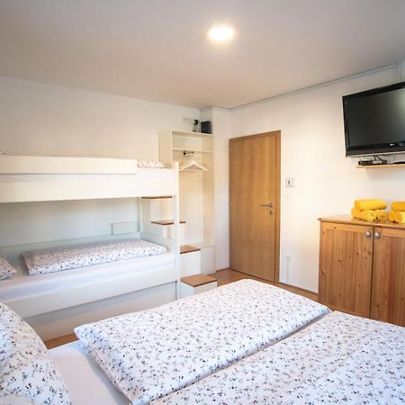 Pritlicni Apartma Hribovc Z Atrijem Kranjska Gora Exterior foto